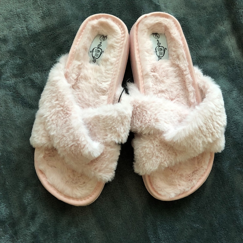 Sole Mates Pink Fuzzy Slippers 7/8 NWT